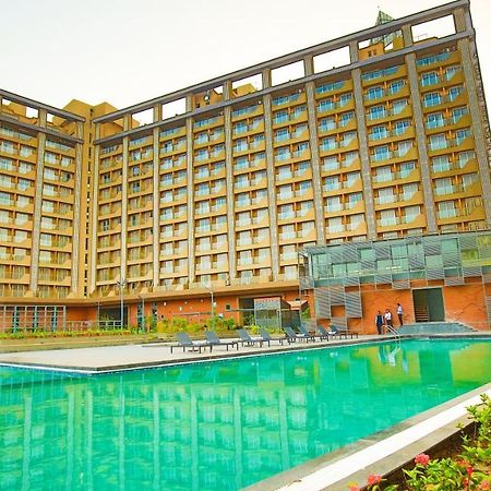 The Weekend Address Hotel Surat Bagian luar foto