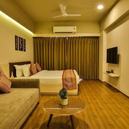 The Weekend Address Hotel Surat Bagian luar foto