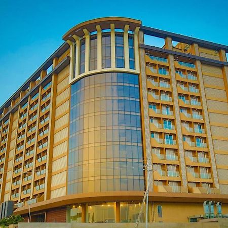 The Weekend Address Hotel Surat Bagian luar foto