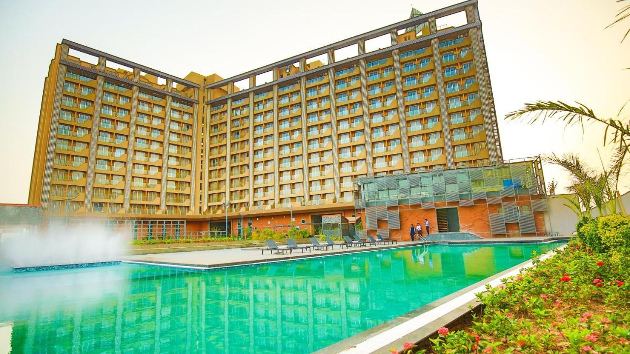 The Weekend Address Hotel Surat Bagian luar foto