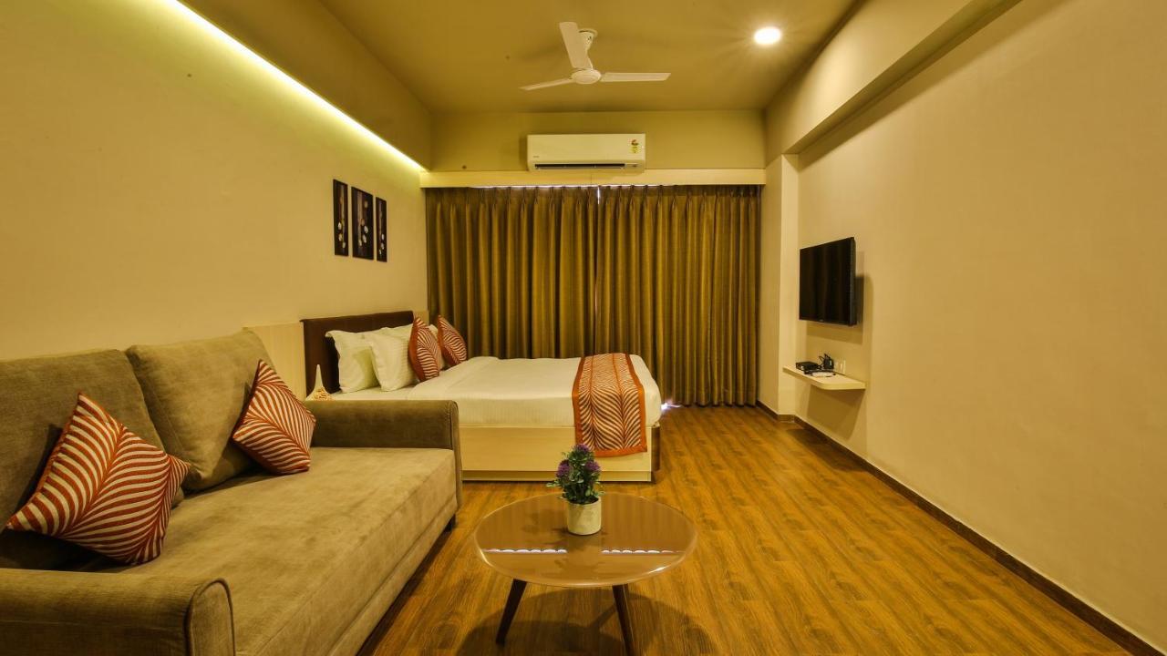 The Weekend Address Hotel Surat Bagian luar foto