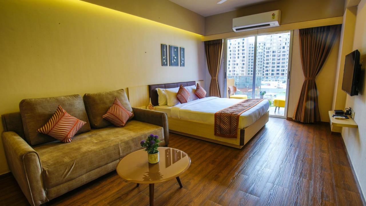 The Weekend Address Hotel Surat Bagian luar foto