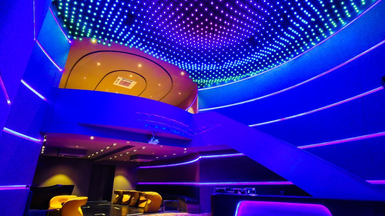 The Weekend Address Hotel Surat Bagian luar foto
