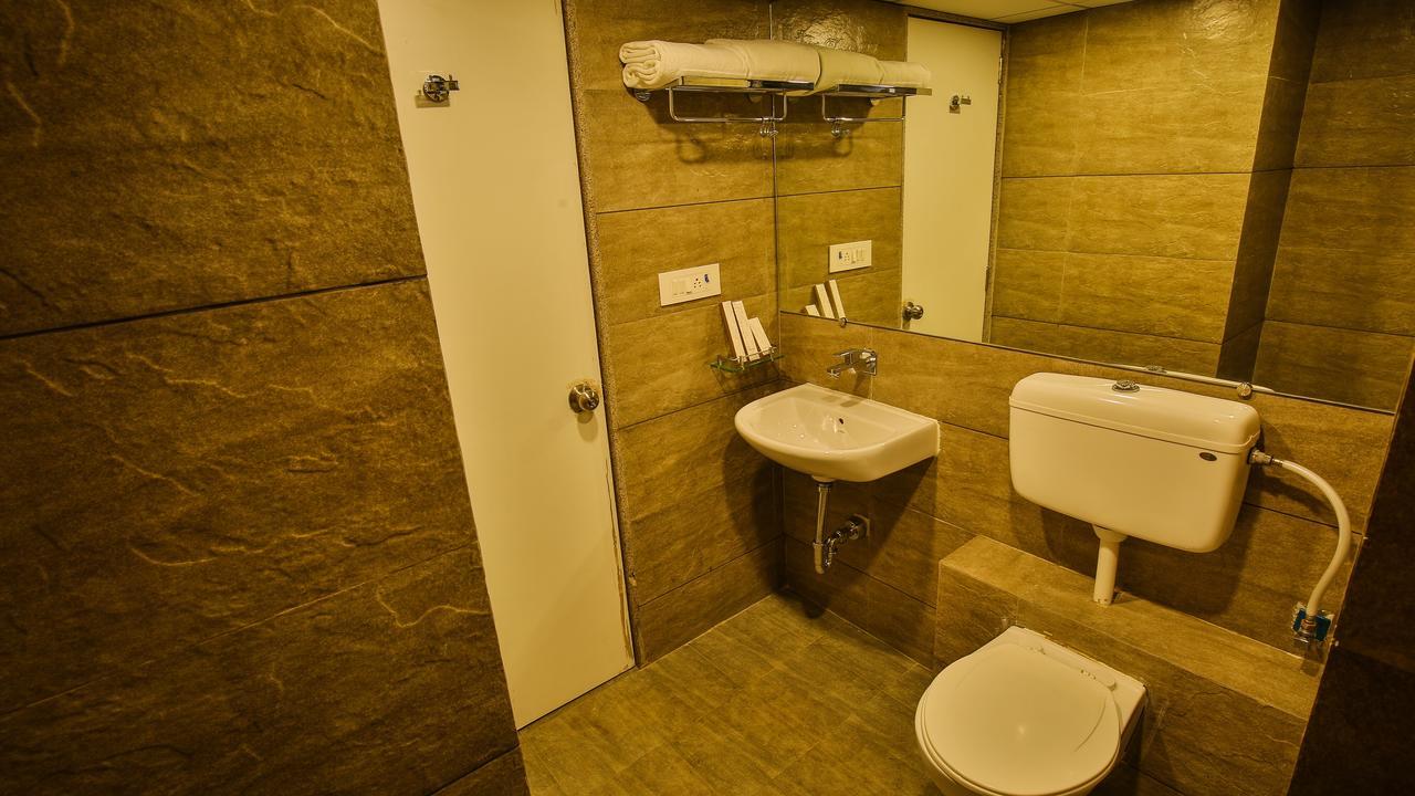 The Weekend Address Hotel Surat Bagian luar foto