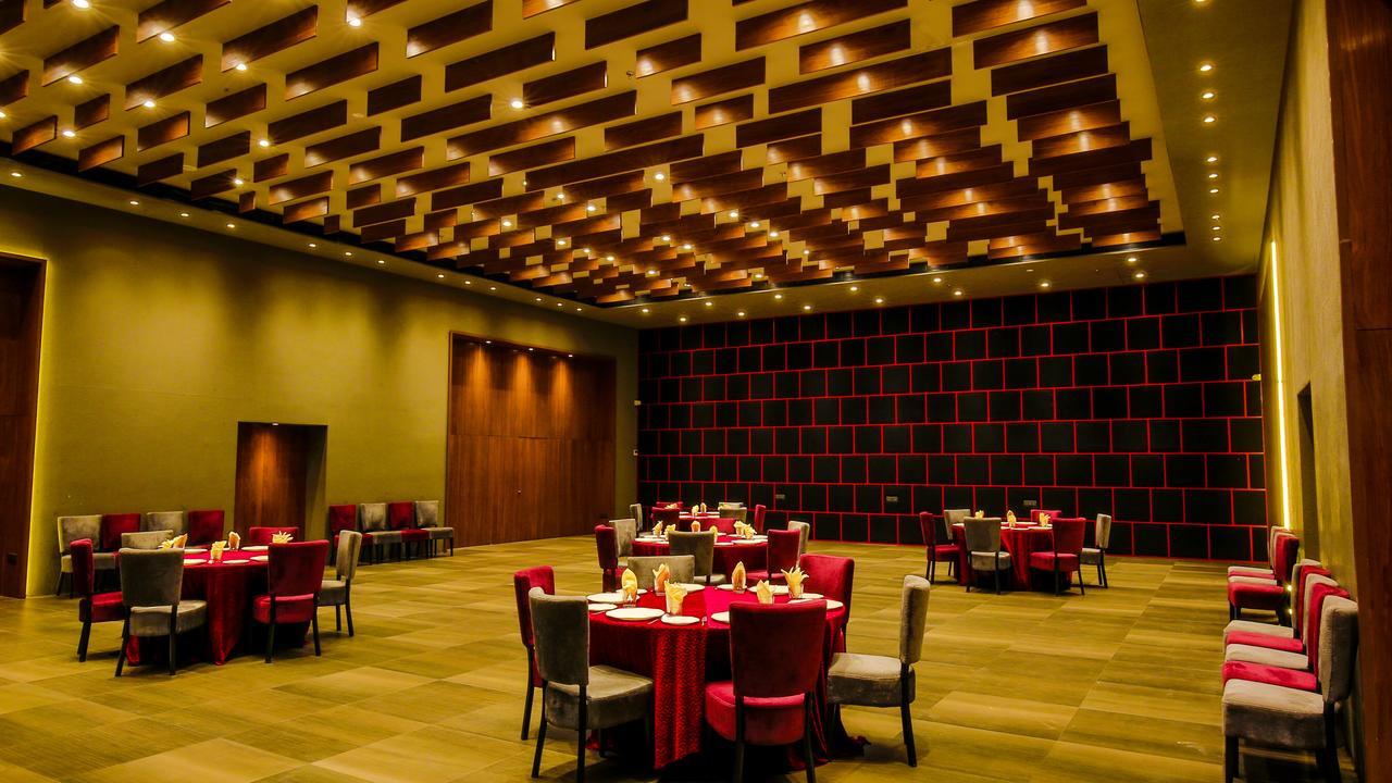 The Weekend Address Hotel Surat Bagian luar foto