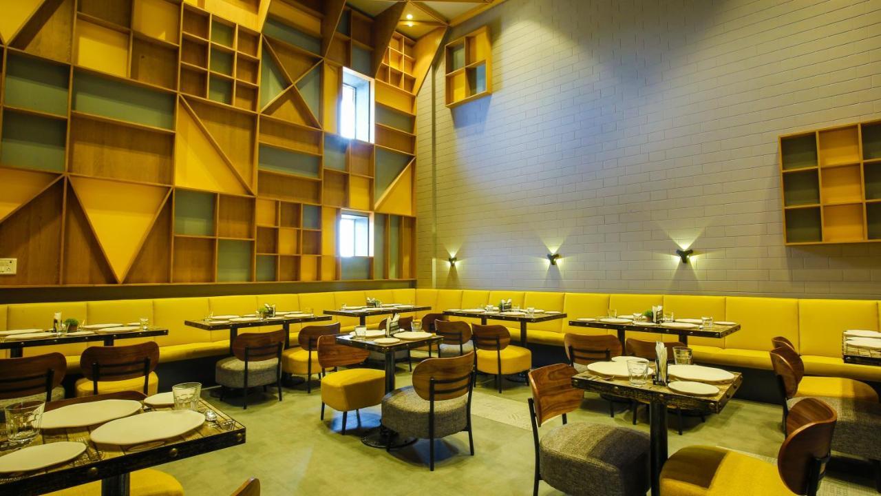 The Weekend Address Hotel Surat Bagian luar foto