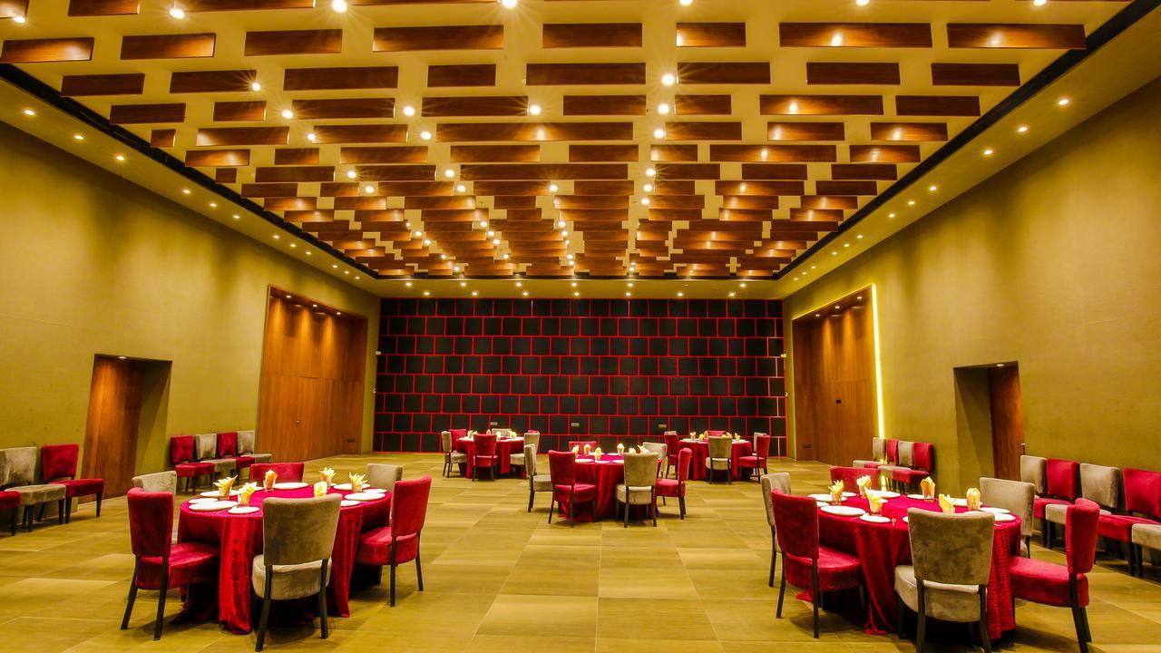 The Weekend Address Hotel Surat Bagian luar foto