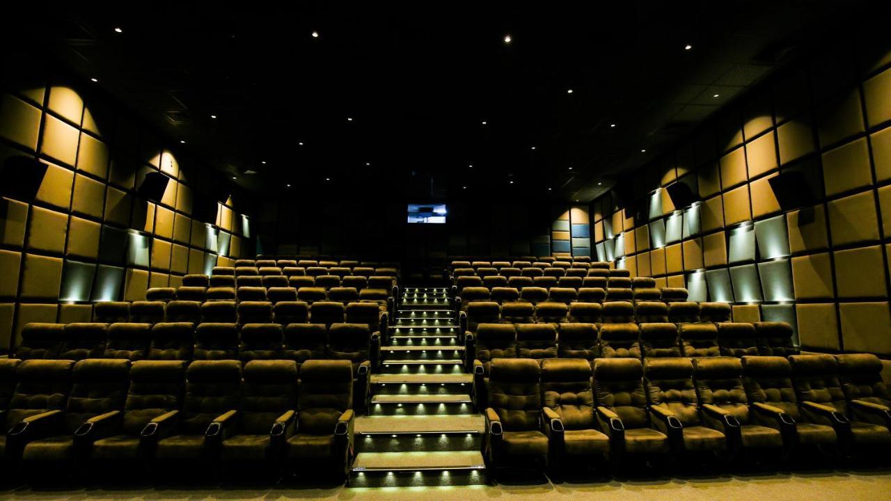The Weekend Address Hotel Surat Bagian luar foto