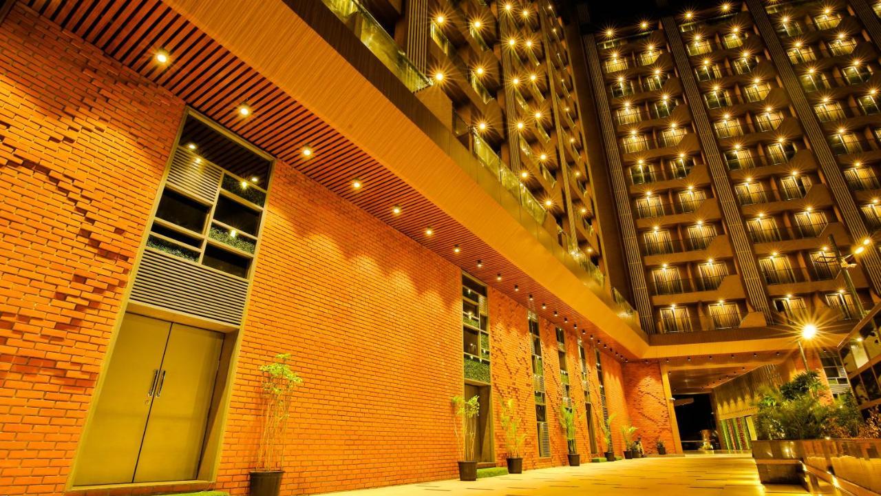 The Weekend Address Hotel Surat Bagian luar foto