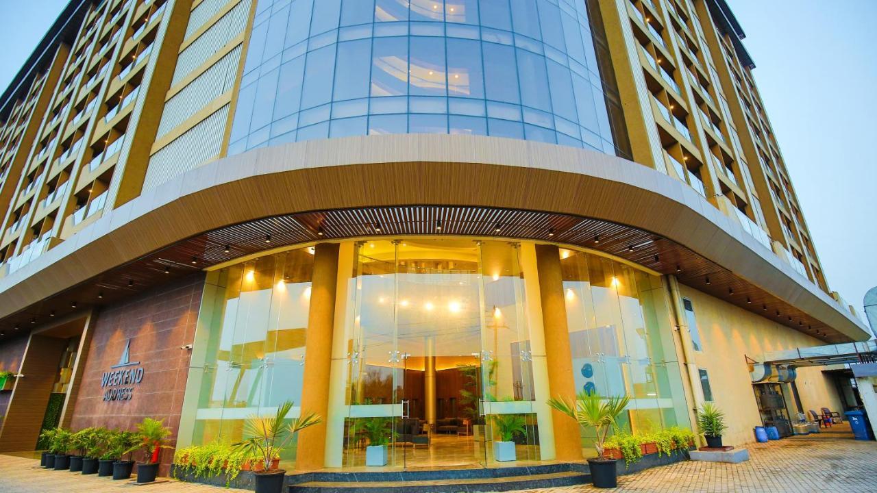 The Weekend Address Hotel Surat Bagian luar foto
