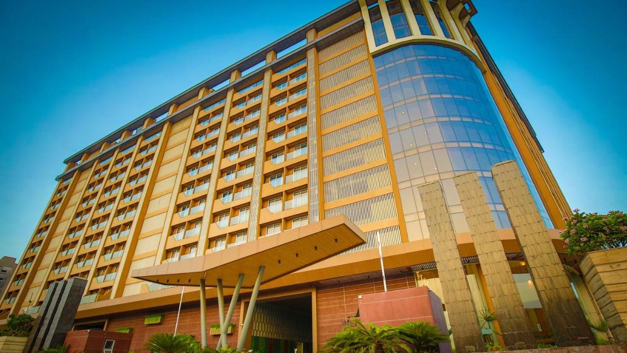 The Weekend Address Hotel Surat Bagian luar foto