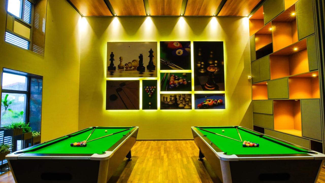 The Weekend Address Hotel Surat Bagian luar foto