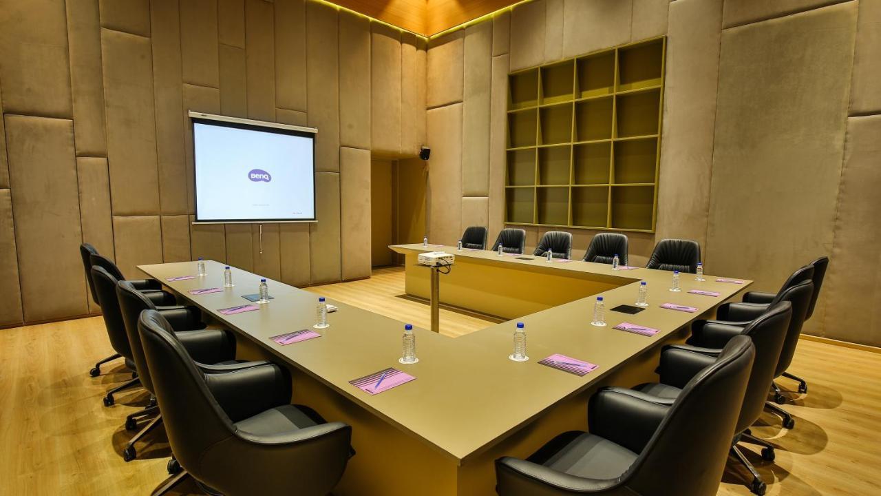 The Weekend Address Hotel Surat Bagian luar foto