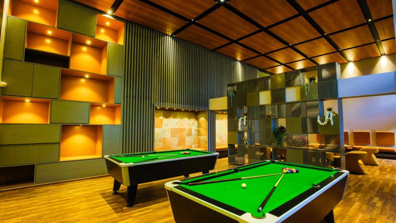 The Weekend Address Hotel Surat Bagian luar foto