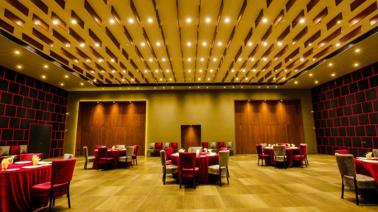 The Weekend Address Hotel Surat Bagian luar foto