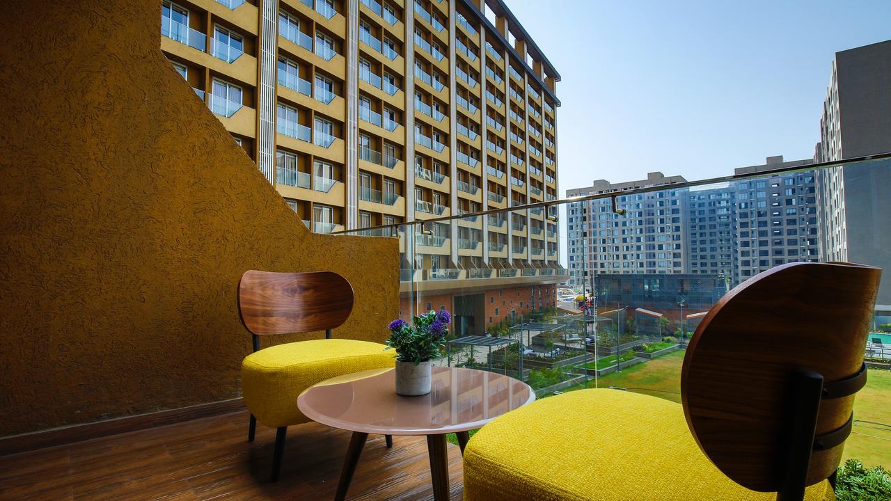 The Weekend Address Hotel Surat Bagian luar foto