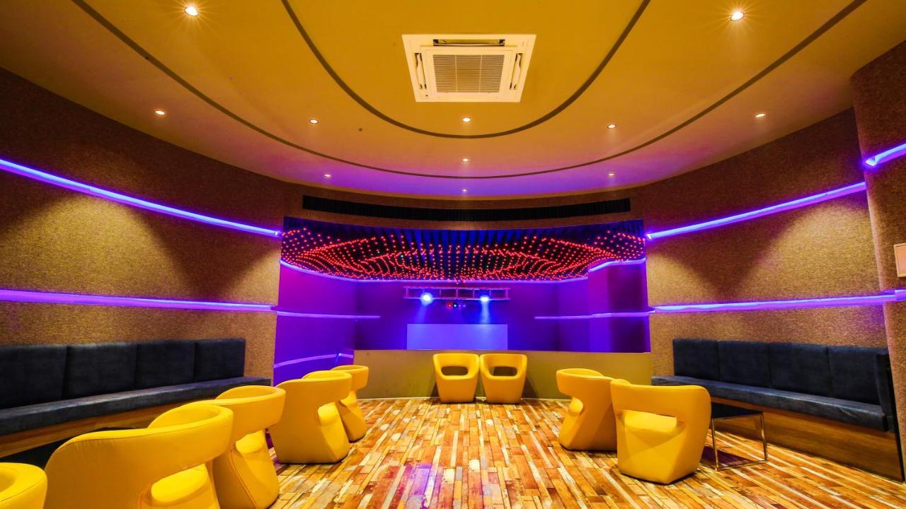 The Weekend Address Hotel Surat Bagian luar foto