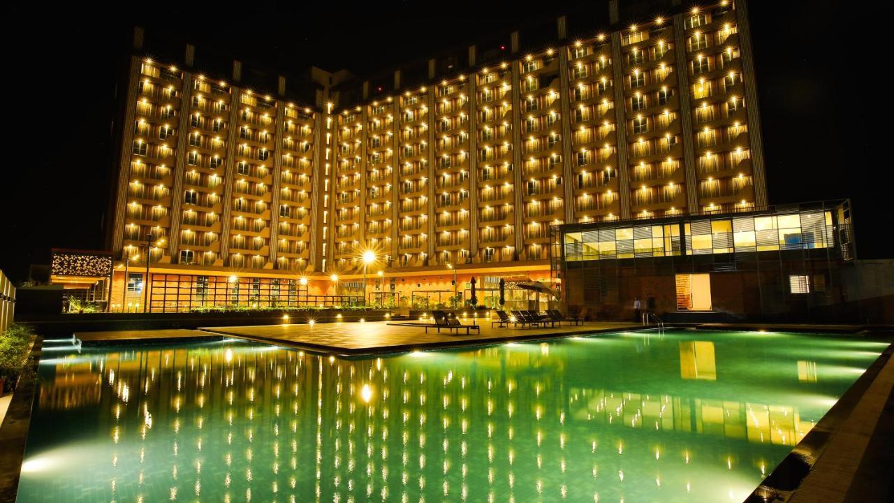 The Weekend Address Hotel Surat Bagian luar foto